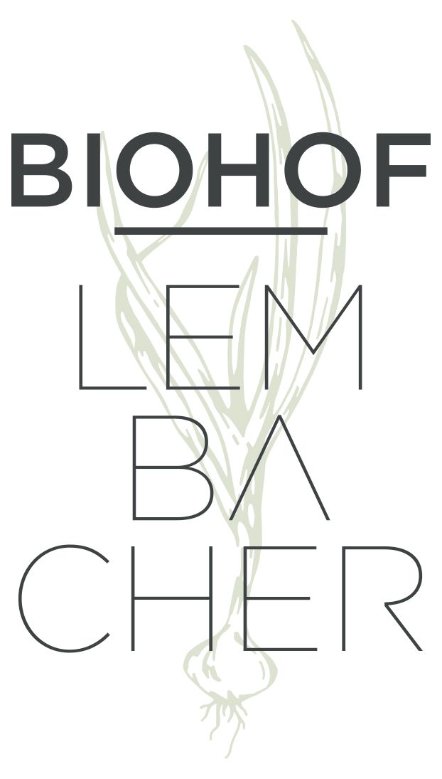 Logo des Biohofs Lembacher mit stilisierter Pflanze im Hintergrund.