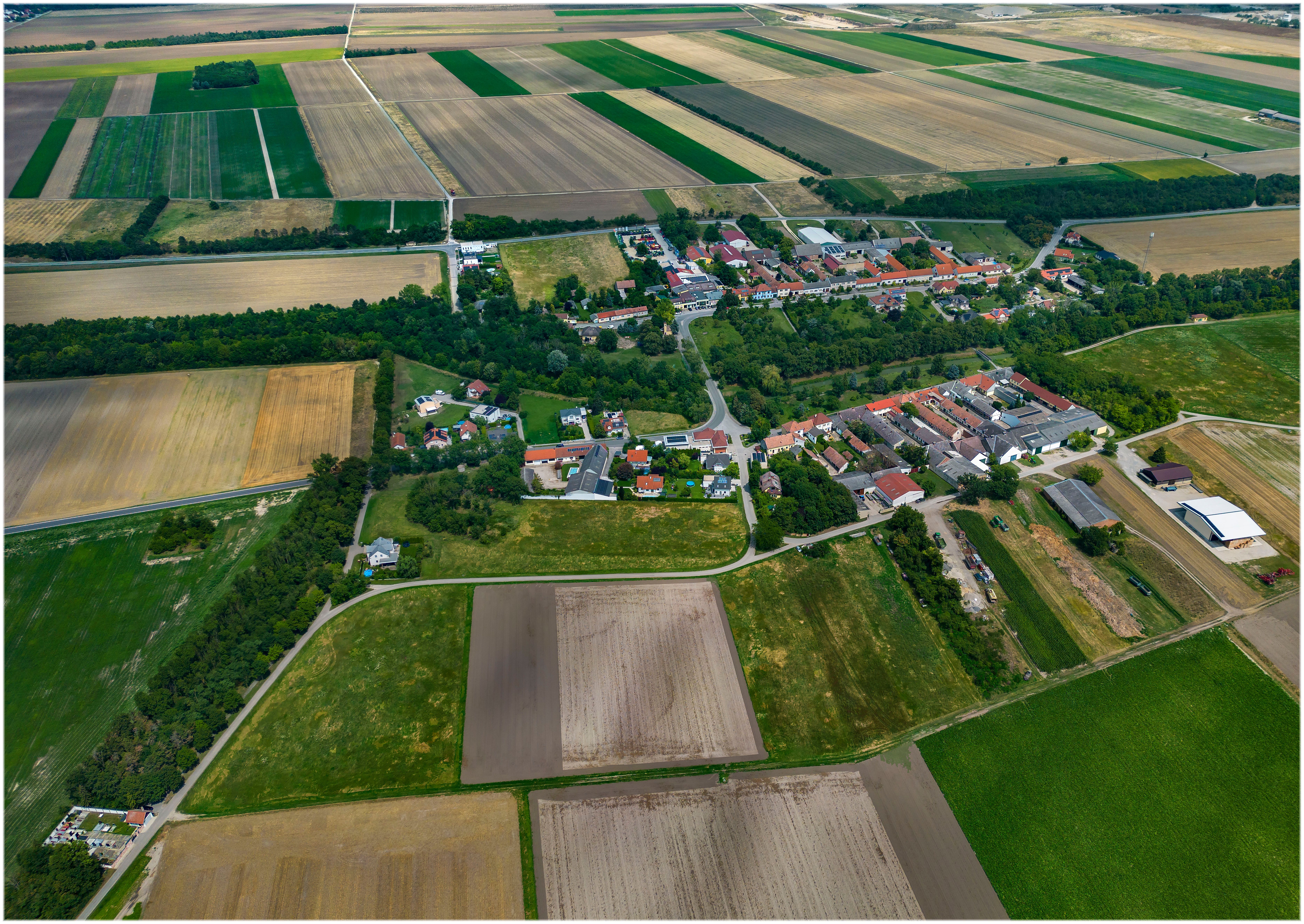 Luftaufnahme von Parbasdorf mit Feldern, Straßen und einem kleinen Dorfkern inmitten der Agrarlandschaft.