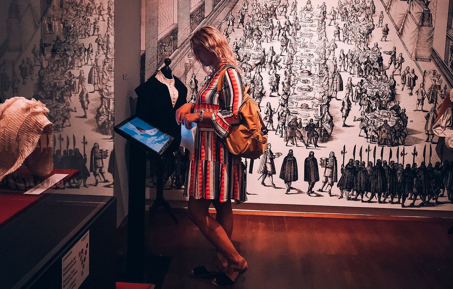 Inmitten der beeindruckenden Kulisse des Vinoversums erkundet eine Besucherin die faszinierende Welt des Weins. Die kunstvollen Wandmalereien und die liebevoll gestalteten Ausstellungsstücke laden dazu ein, in die Geschichte und Kultur des Weinbaus einzutauchen. Hier wird der Genuss von Wein zu einem unvergesslichen Erlebnis.