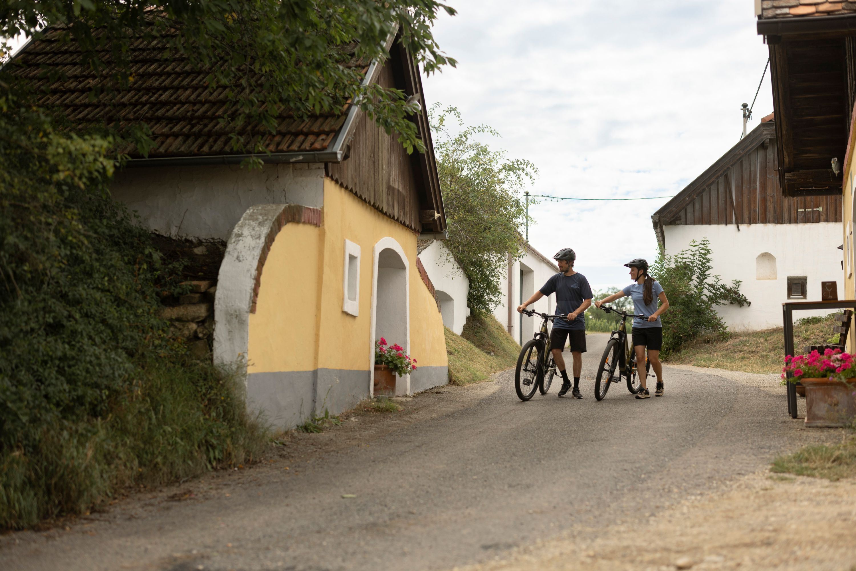 Two cyclists in the Öhlbergkellergasse in Pillersdorf.