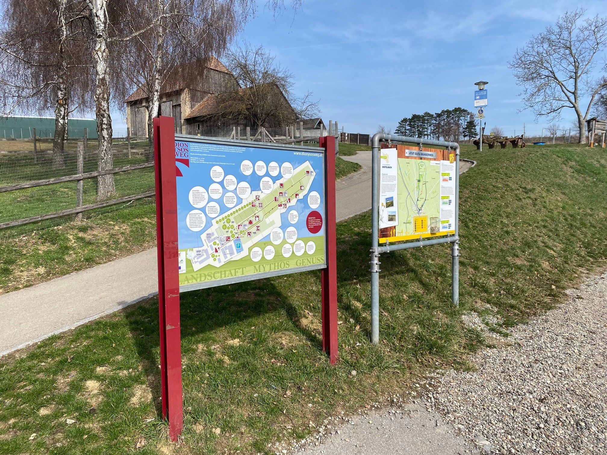 Wegweiser am Dionysosweg in Mistelbach mit Karten und Informationen.