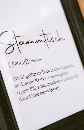Inmitten der malerischen Weinlandschaft lädt das Franz Joseph Wirtshaus zu geselligen Stunden ein. Hier genießen Besucher regionale Köstlichkeiten und erfrischende Getränke, während die sanften Hügel des Weinviertels im Hintergrund eine idyllische Kulisse bieten.