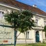 Historisches Gebäude mit Schild 'Weingut Rücker Gästehaus Elisabeth'.