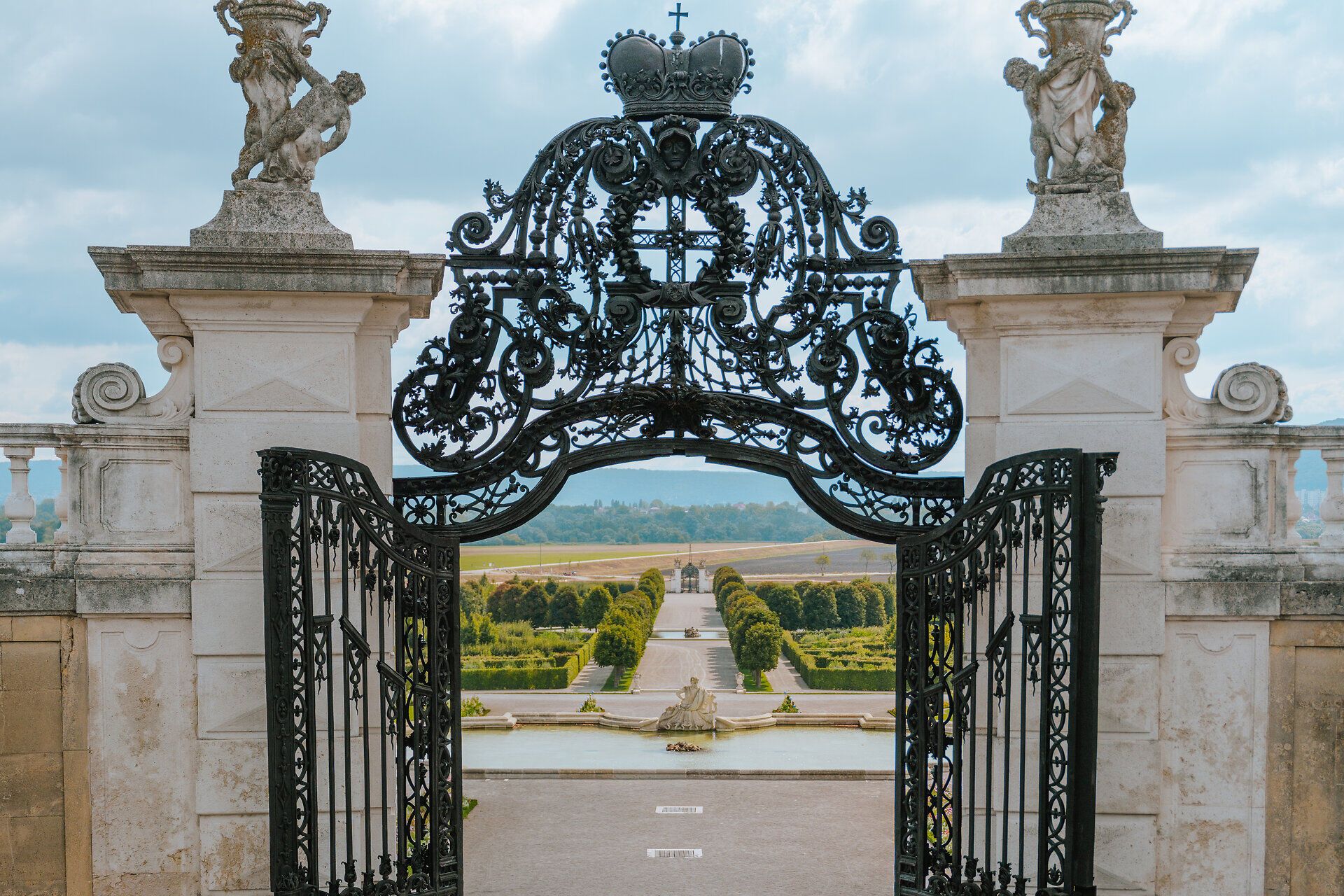 Die kunstvoll gestalteten Terrassen laden zum Verweilen ein und bieten einen atemberaubenden Blick auf die weitläufigen Gärten. Hier verschmelzen Geschichte und Natur zu einem harmonischen Erlebnis, das die Sinne verzaubert.