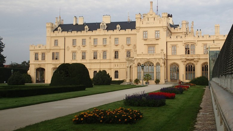 Schloss Lednice mit gepflegten G&auml;rten im Vordergrund.