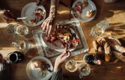 Genießen Sie die gesellige Atmosphäre bei einem traditionellen Heurigenbesuch, wo köstliche Brettljause und erlesene Weine auf Sie warten. Umgeben von der malerischen Weinlandschaft des Weinviertels, lädt dieser Ort dazu ein, die Seele baumeln zu lassen und die regionalen Spezialitäten zu entdecken.