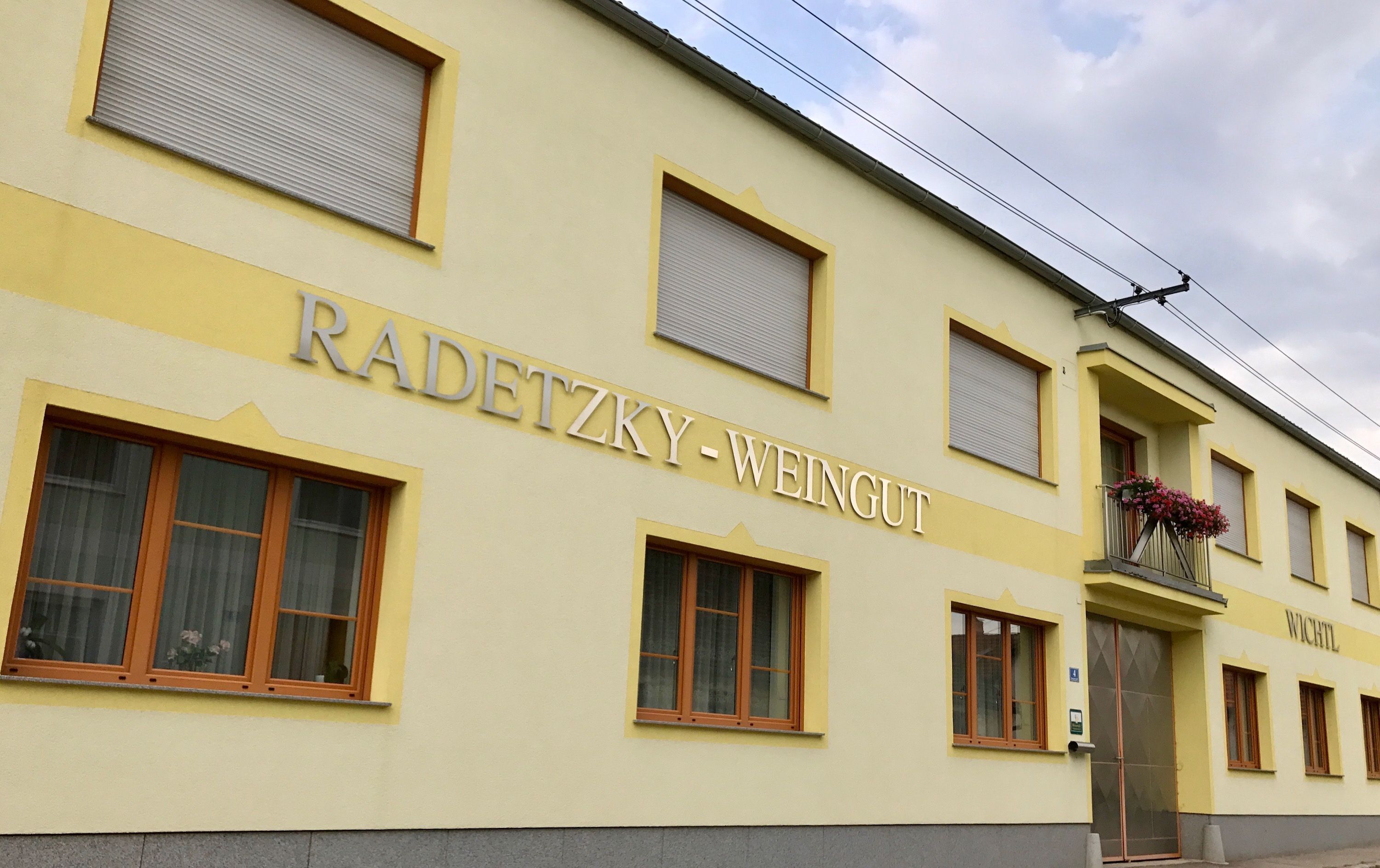 Yellow building with the inscription 'Radetzky-Weingut'.