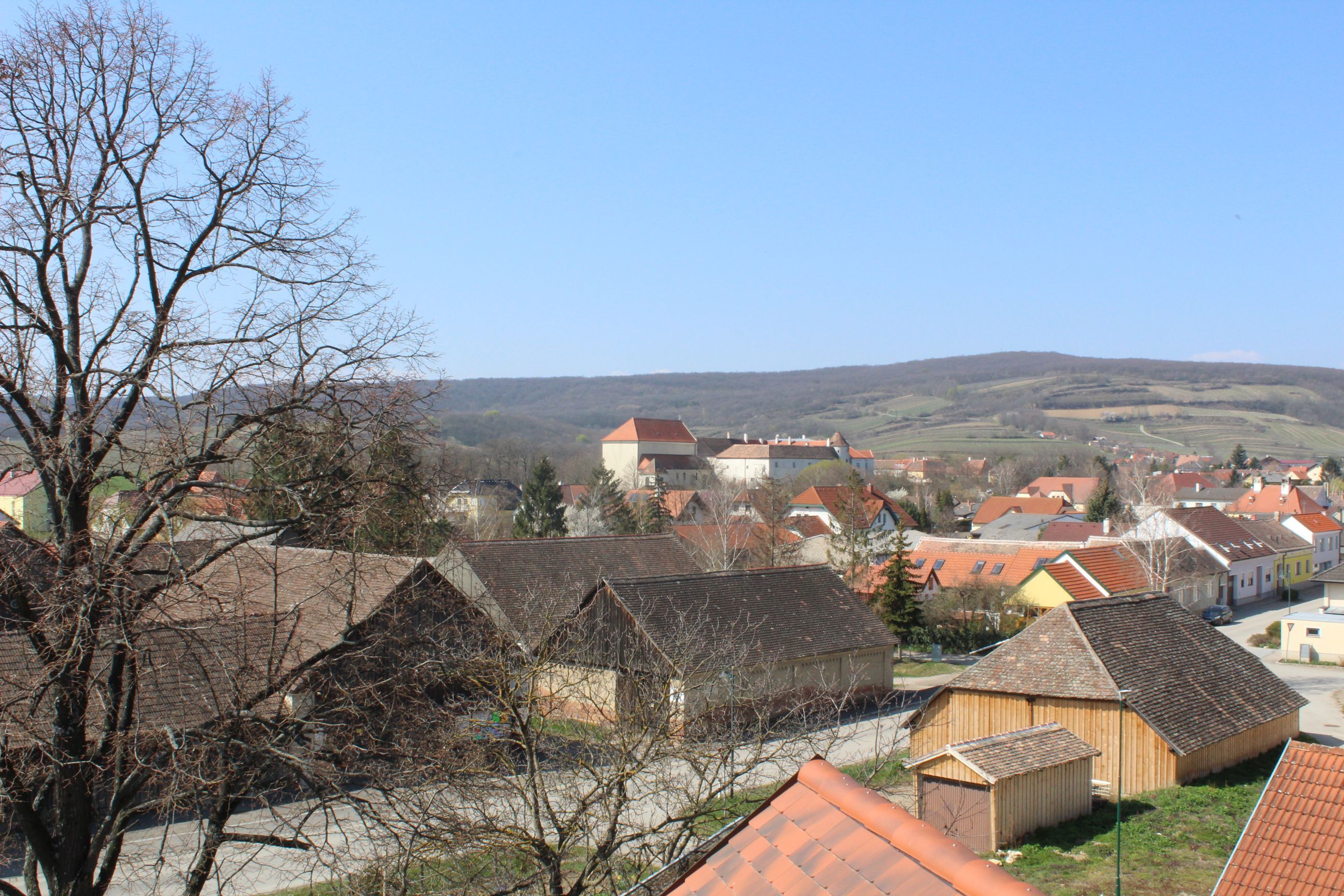 Blick auf das Schloss Mailberg und die umliegende Landschaft.