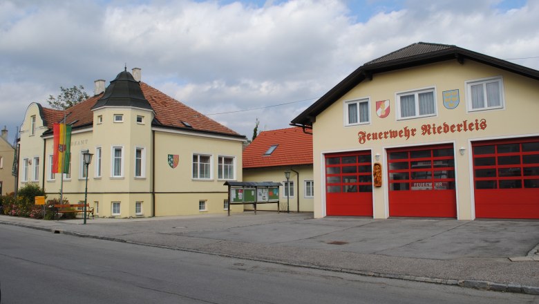 Gemeindeamt und Feuerwehrhaus in Niederleis, Österreich.