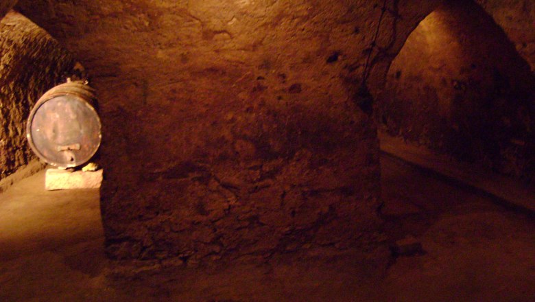 Gew&ouml;lbekeller mit Fass und gemauerten B&ouml;gen.