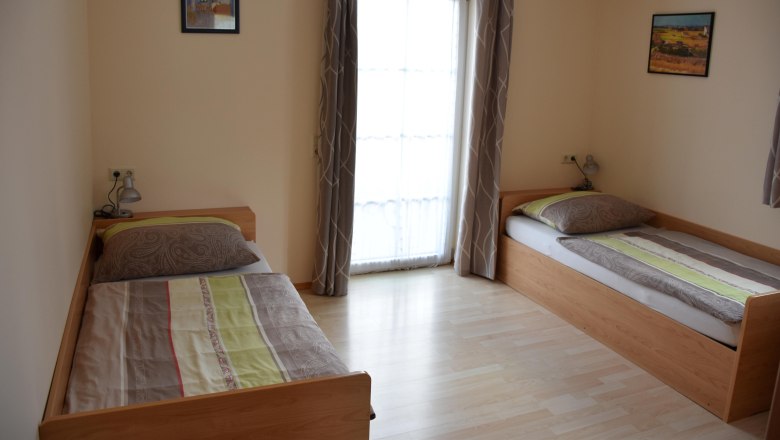 Zimmer mit zwei Einzelbetten in der Marchfelder Pension, Orth/Do