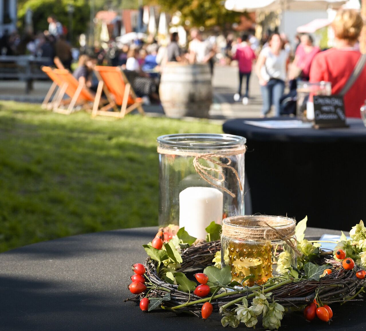 Ein malerisches Fest inmitten der Weinberge, wo die Farben des Herbstes die Atmosphäre verzaubern. Besucher schlendern entspannt durch die Kellergassen, während sie die köstlichen Weine und die Kunstwerke der Region genießen. Die festliche Stimmung wird von fröhlichem Lachen und dem Duft von frisch zubereiteten Speisen begleitet.