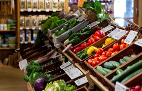 Regale mit frischem Gemüse in einem Bioladen.